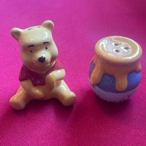 💙Disney Winnie the Pooh Adorable Cute salt and pepper shaker